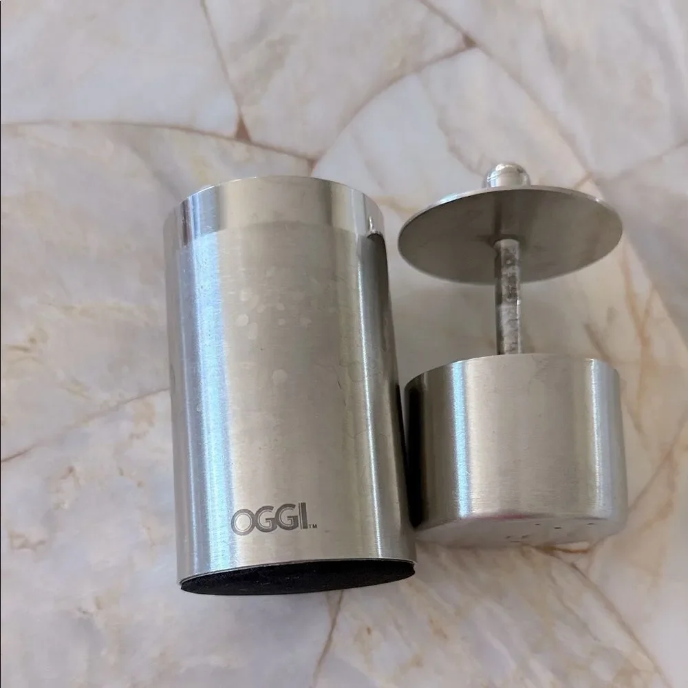 OGGI Stainless Steel Cocktail Shaker Silver Brushed Metal‎ Barware with Strainer
